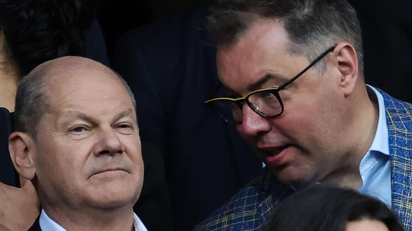 Oleksii Makeiev, Botschafter der Ukraine, mit Bundeskanzler Olaf Scholz.