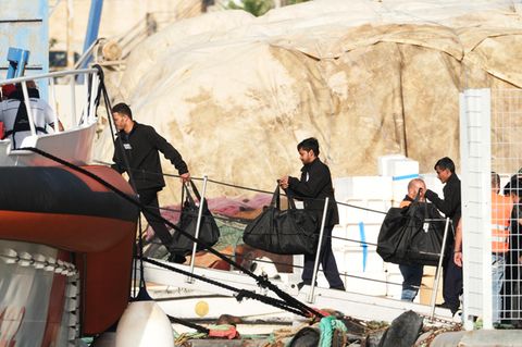 Migranten aus einem Aufnahmelager in Albanien werden nach Italien gebracht