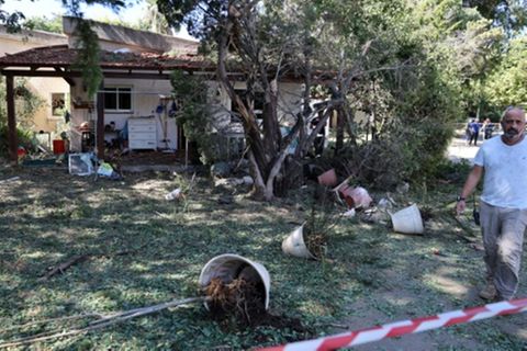 Beschädigtes Haus in Akkon nach Beschuss aus dem Libanon