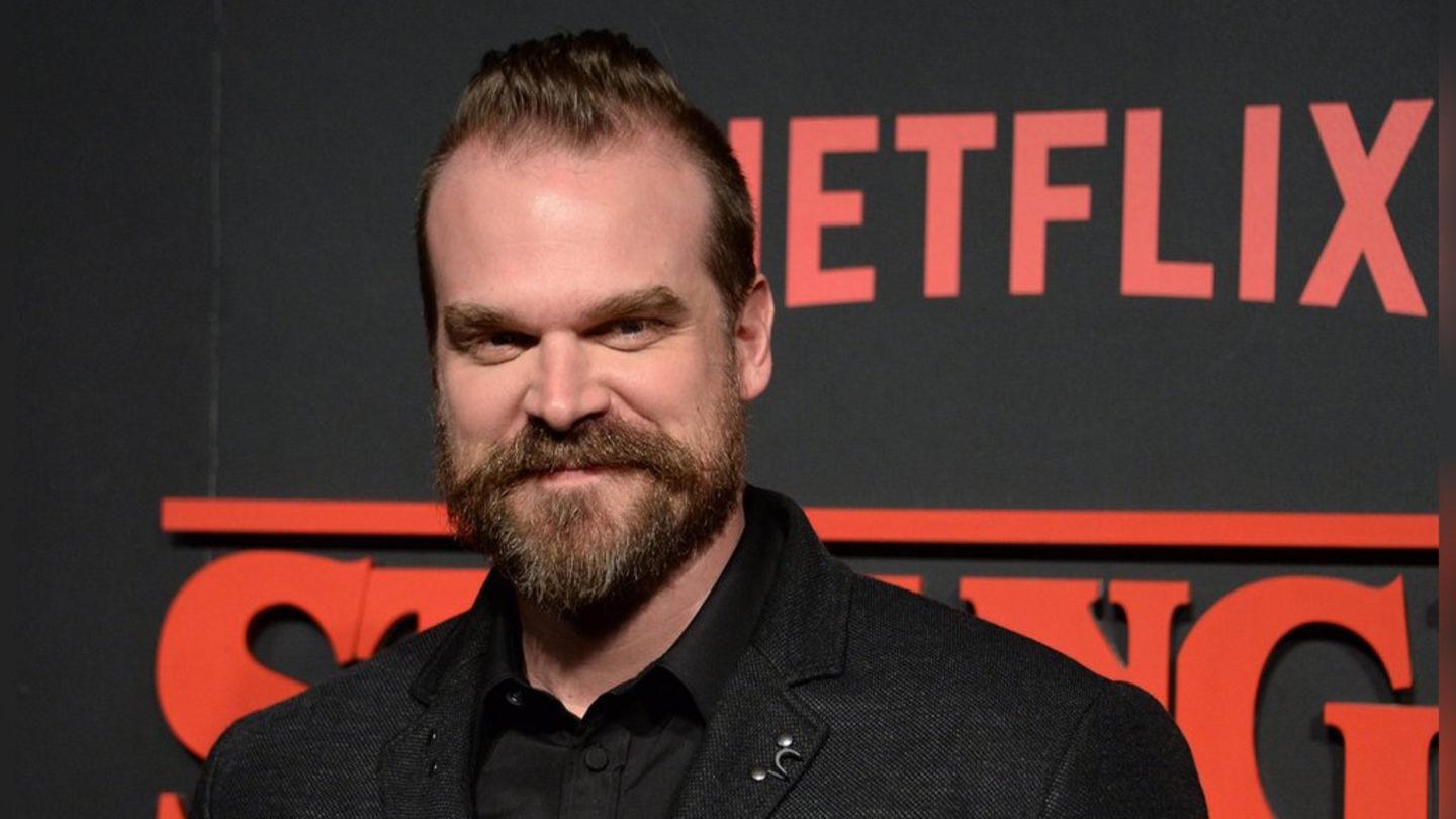 -stranger-things-star-david-harbour-finale-der-5-staffel-r-hrte-cast-zu-tr-nen