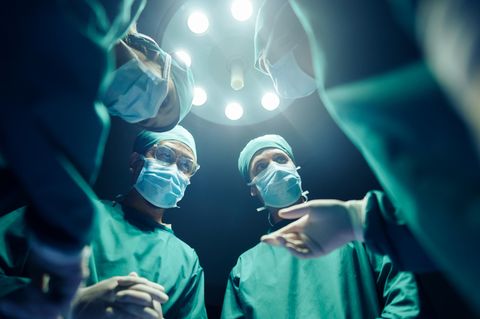 Ärzte im Operationssaal vor einer Organspende