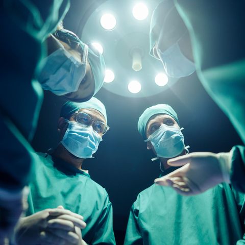 Ärzte im Operationssaal vor einer Organspende