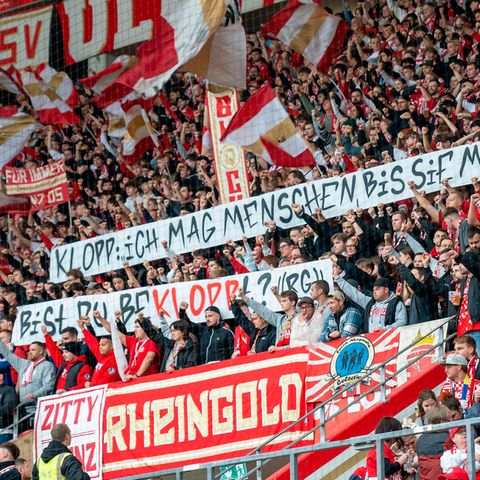 Fans auf den Rängen des Mainzer Stadion machten ihrem Unmut über die Entscheidung Jürgen Klopps, zu Red Bull zu wechseln, Luft