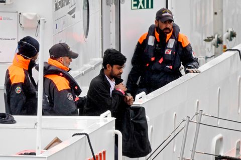 Migrant geht in Italien wieder an Land