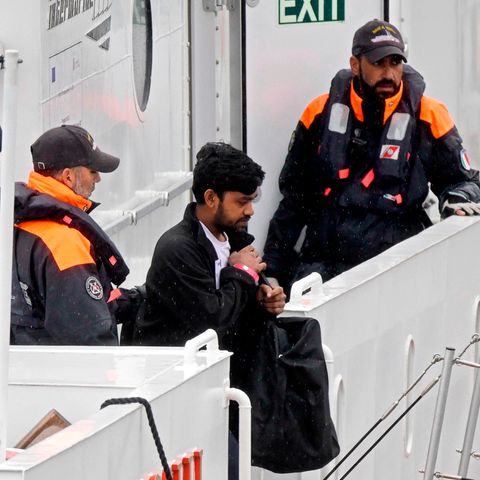 Migrant goes ashore again in Italy