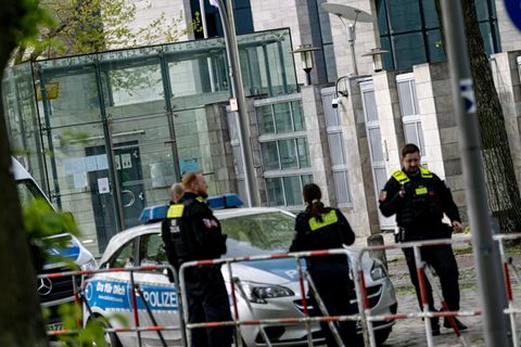 Polizisten sichern die weiträumig abgesperrte israelische Botschaft in Berlin