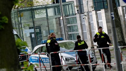 Polizisten sichern die weiträumig abgesperrte israelische Botschaft in Berlin