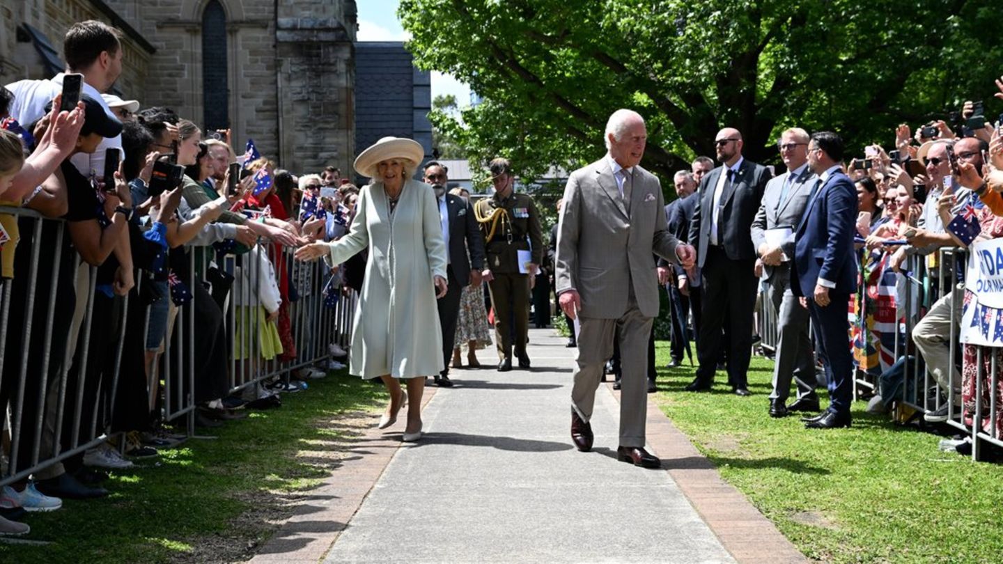 König Charles III. und Königin Camilla nach dem Gottesdienst