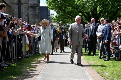 König Charles III. und Königin Camilla nach dem Gottesdienst
