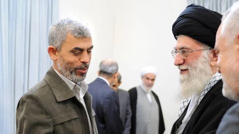 Ganz gute Freunde: Ex-Hamas-Chef Yahya Sinwar (l.) grüßt Irans Religionsführer Ayatollah Chamenei