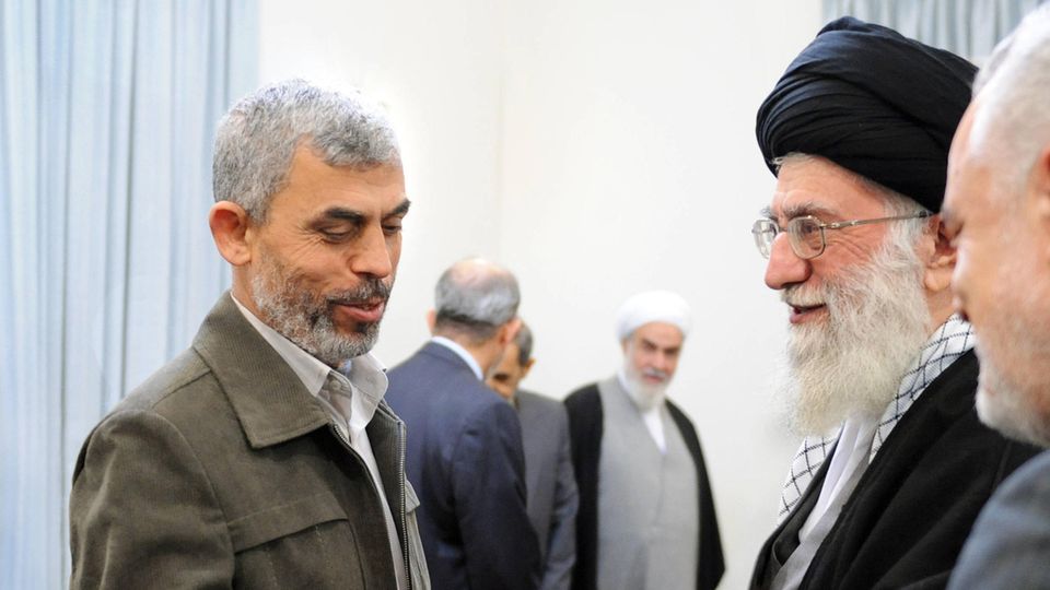 Sehr gute Freunde: Ex-Hamas-Chef Yahya Sinwar (l.) begrüßt Irans Religionsführer Ayatollah Khamenei