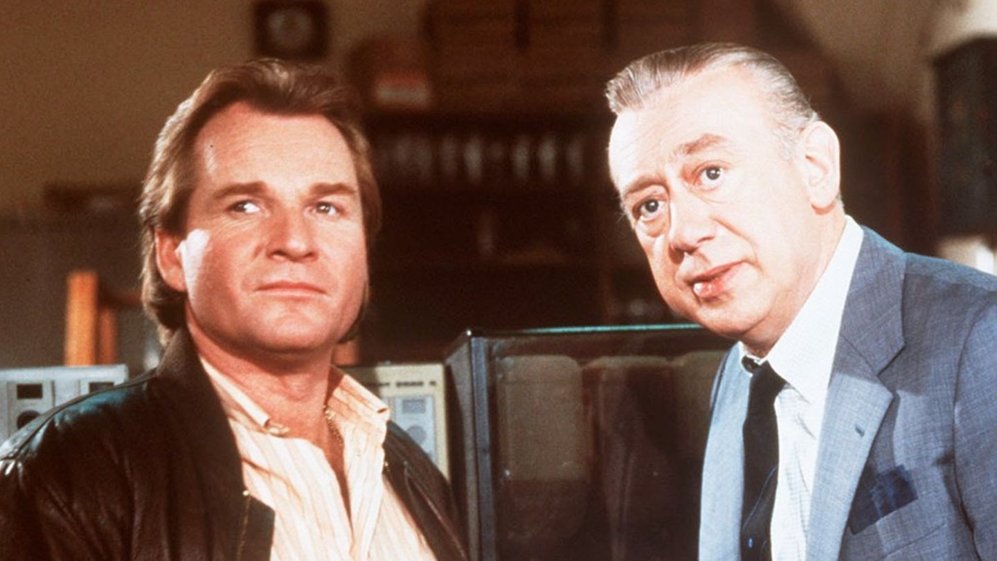 Inspektor Harry Klein (Fritz Wepper, 1941-2024, l.) und Oberinspektor Stephan Derrick (Horst Tappert, 1923-2008) ermittelten 2