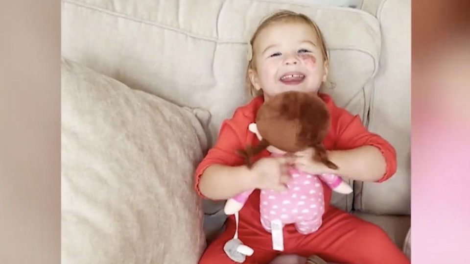 Keine normale Puppe: Ein Mädchen bekommt ein besonderes Geschenk (Video)