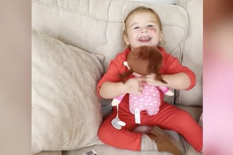 Keine normale Puppe: Ein Mädchen bekommt ein besonderes Geschenk (Video)
