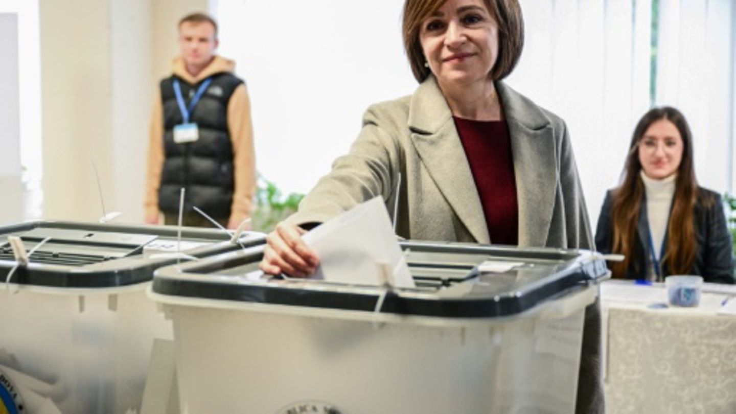Präsidentin Maia Sandu bei der Stimmabgabe