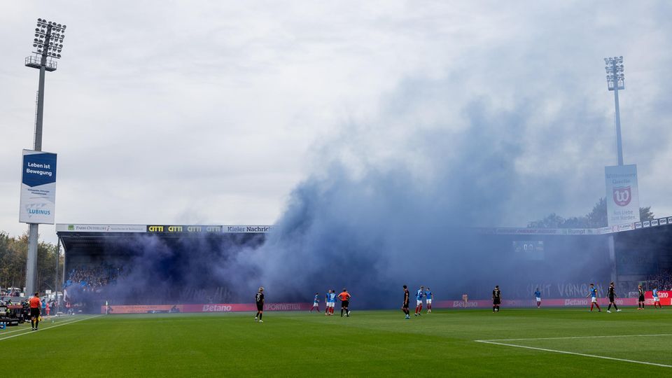 Bundesliga: Union Berlin wins at Holstein Kiel – pyrotechnic interruption The Bundesliga game between Holstein Kiel and Union Berlin was interrupted due to thick smoke