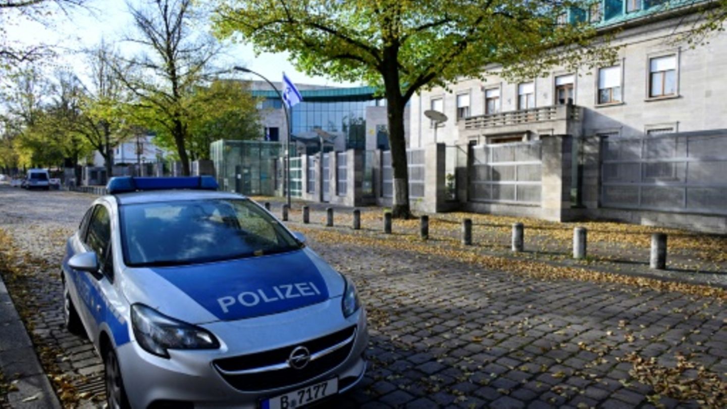 Ein Polizeiauto vor der israelischen Botschaft in Berlin