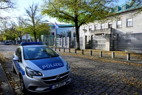 Ein Polizeiauto vor der israelischen Botschaft in Berlin