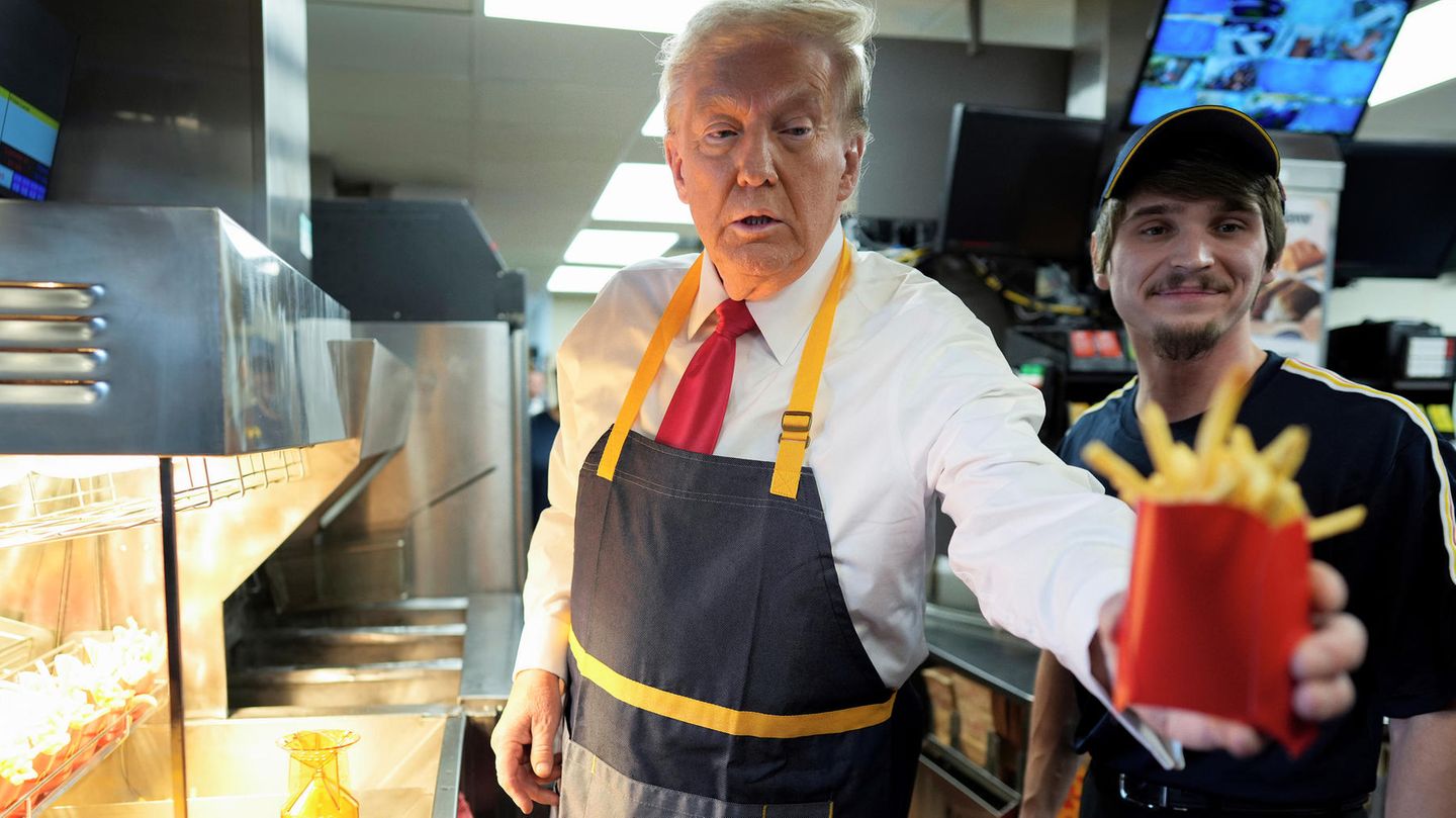 Donald Trump plays at a Wahlkampfauftritt Pommes in a McDonalds-Restaurant-hinaus