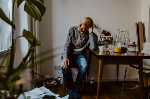 Männer zeigen ihre Gefühle nur ungern – aber es gibt Anzeichen, die auf eine Depression hinweisen