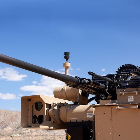 Die neueste Generation der Bushmaster M230LF ermöglicht es, eine spezielle Anti-Drohnen-Munition mitzuführen
