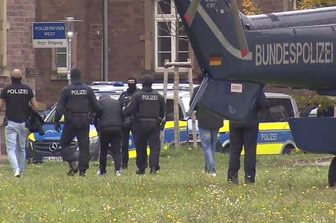 Ein mutmaßlicher Täter eines geplanten Anschlags auf die israelische Botschaft in Berlin wurde festgenommen. Er soll bei der Planung Kontakt zu IS-Mitgliedern gehabt haben.