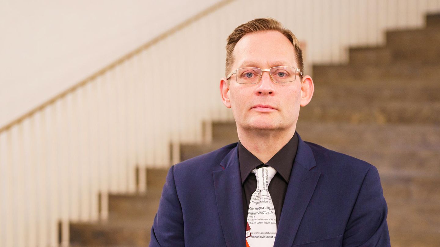 Schriftsteller Clemens Meyer im blauen Jackett mit gemusterter Krawatte.