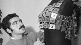 Als Pionier auf diesem Gebiet ließ sich Paco Rabanne von den frühen Durchbrüchen der Weltraumforschung inspirieren. Er wagte sich an unkonventionelle Materialien wie Aluminium, Glasfasern, Plastik und sogar Papier heran. Seine Kettenhemden, bestehend aus kleinen Metallscheiben, die kunstvoll durch Ringe verbunden sind, verschafften ihm besonders viel Aufmerksamkeit