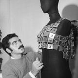 Als Pionier auf diesem Gebiet ließ sich Paco Rabanne von den frühen Durchbrüchen der Weltraumforschung inspirieren. Er wagte sich an unkonventionelle Materialien wie Aluminium, Glasfasern, Plastik und sogar Papier heran. Seine Kettenhemden, bestehend aus kleinen Metallscheiben, die kunstvoll durch Ringe verbunden sind, verschafften ihm besonders viel Aufmerksamkeit