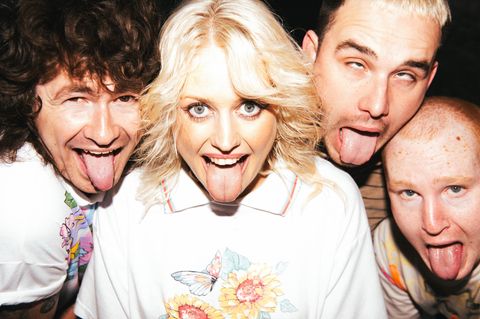 Eine Frau und drei Männer der Band "Amyl and The Sniffers" strecken ihre Zungen in die Kamera.