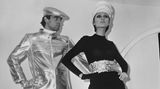 Pierre Cardin schöpfte ebenfalls Impulse aus der Raumfahrt: Mit seiner "Cosmocorps Collection" bewies er 1968 bei der Paris Modewoche seine Faszination für die Mondlandungen, in dem er schimmernde Anzüge und Accessoires wie Gürtel und Hüte zur Schau stellte
