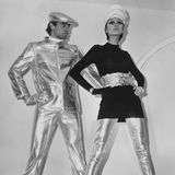 Pierre Cardin schöpfte ebenfalls Impulse aus der Raumfahrt: Mit seiner "Cosmocorps Collection" bewies er 1968 bei der Paris Modewoche seine Faszination für die Mondlandungen, in dem er schimmernde Anzüge und Accessoires wie Gürtel und Hüte zur Schau stellte