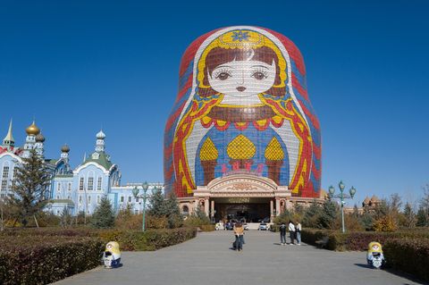 Die riesige Matrjoschka, angeblich die größte der Welt, steht in der chinesischen Stadt Manzhouli, nur wenige Kilometer von der russischen Grenze entfernt. Im Sommer ist das Hotel oft ausgebucht