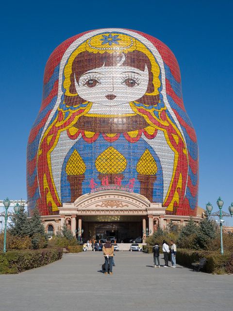 Die riesige Matrjoschka, angeblich die größte der Welt, steht in der chinesischen Stadt Manzhouli, nur wenige Kilometer von der russischen Grenze entfernt. Im Sommer ist das Hotel oft ausgebucht