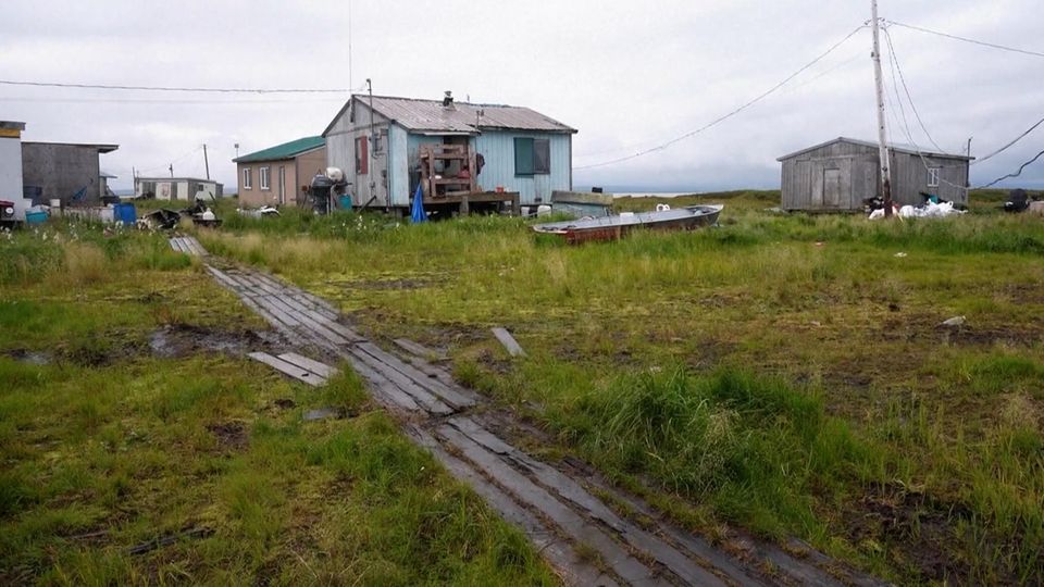 In einer Siedlung in Alaska sind die Auswirkungen der Erderwärmung bereits so stark, dass alle Bewohner umziehen müssen. Durch Küstenstürme und Errosionen sei Newtok zu gefährlich.
