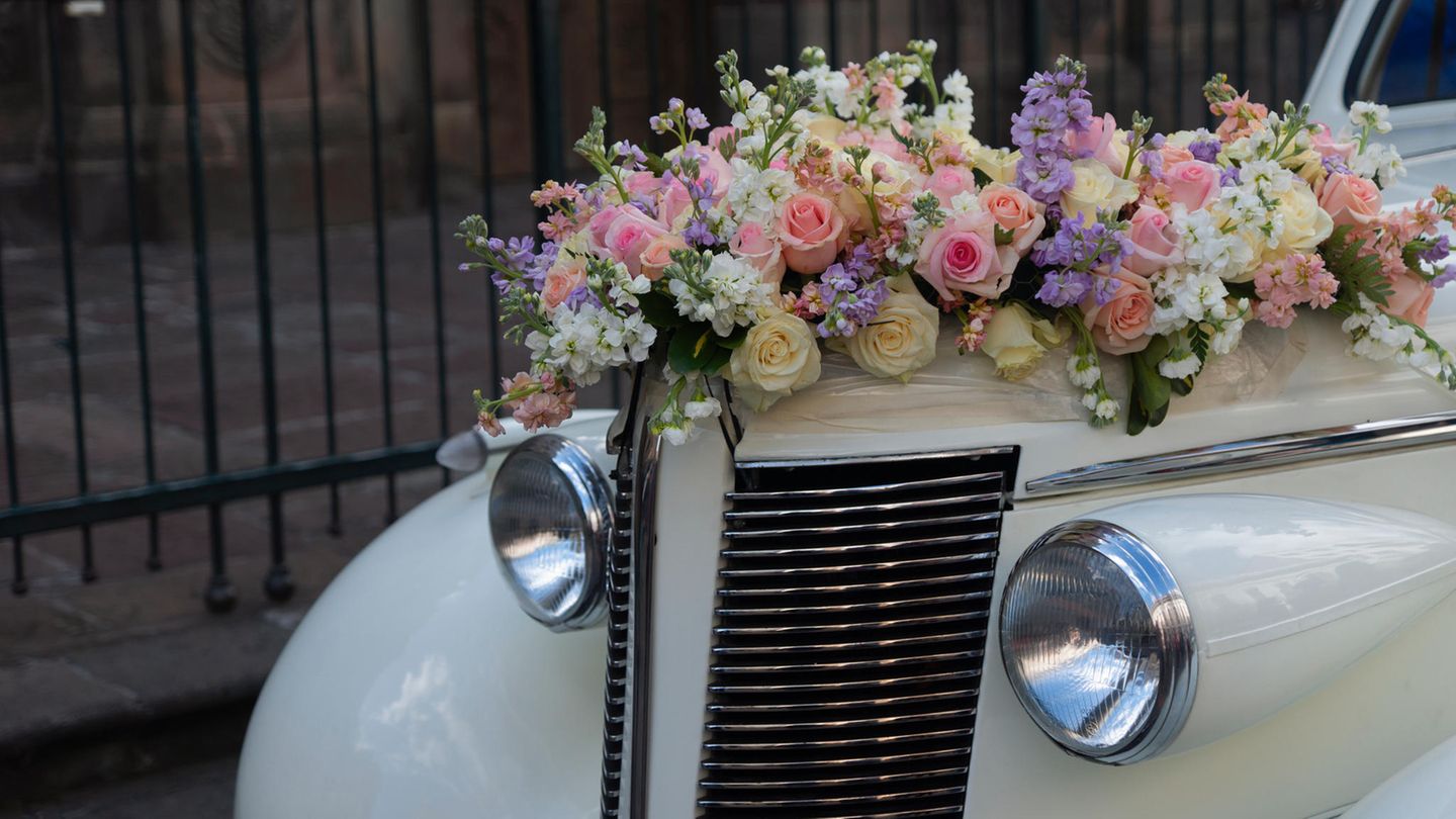 Hochzeitsparade: Auto mit Blumenarrangement