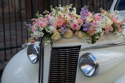 Hochzeitskorso: Auto mit Blumengesteck