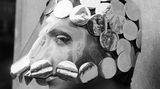 1966 sorgte Modedesigner Reed Crawford auf einer Hutmesse in London für Aufsehen, als er mit seinem "Dollar Princess"-Hut auftrat. Der bestand aus einer Reihe von silbernen Milchflaschenverschlüssen und erinnerte optisch an einen Weltraumhelm