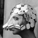 1966 sorgte Modedesigner Reed Crawford auf einer Hutmesse in London für Aufsehen, als er mit seinem "Dollar Princess"-Hut auftrat. Der bestand aus einer Reihe von silbernen Milchflaschenverschlüssen und erinnerte optisch an einen Weltraumhelm