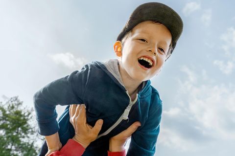 David lachend, er hat eine Genmutation