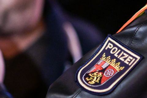 Das Wappen der Polizei Rheinland-Pfalz ist auf dem Ärmel einer Lederjacke zu sehen