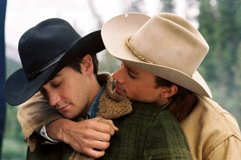 Heath Ledger umarmt Jake Gyllenhaal im Film "Brokeback Mountain"