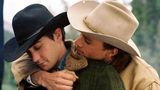 Heath Ledger umarmt Jake Gyllenhaal im Film "Brokeback Mountain"