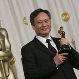 Ang Lee freut sich über den Oscar für "Beste Regie"