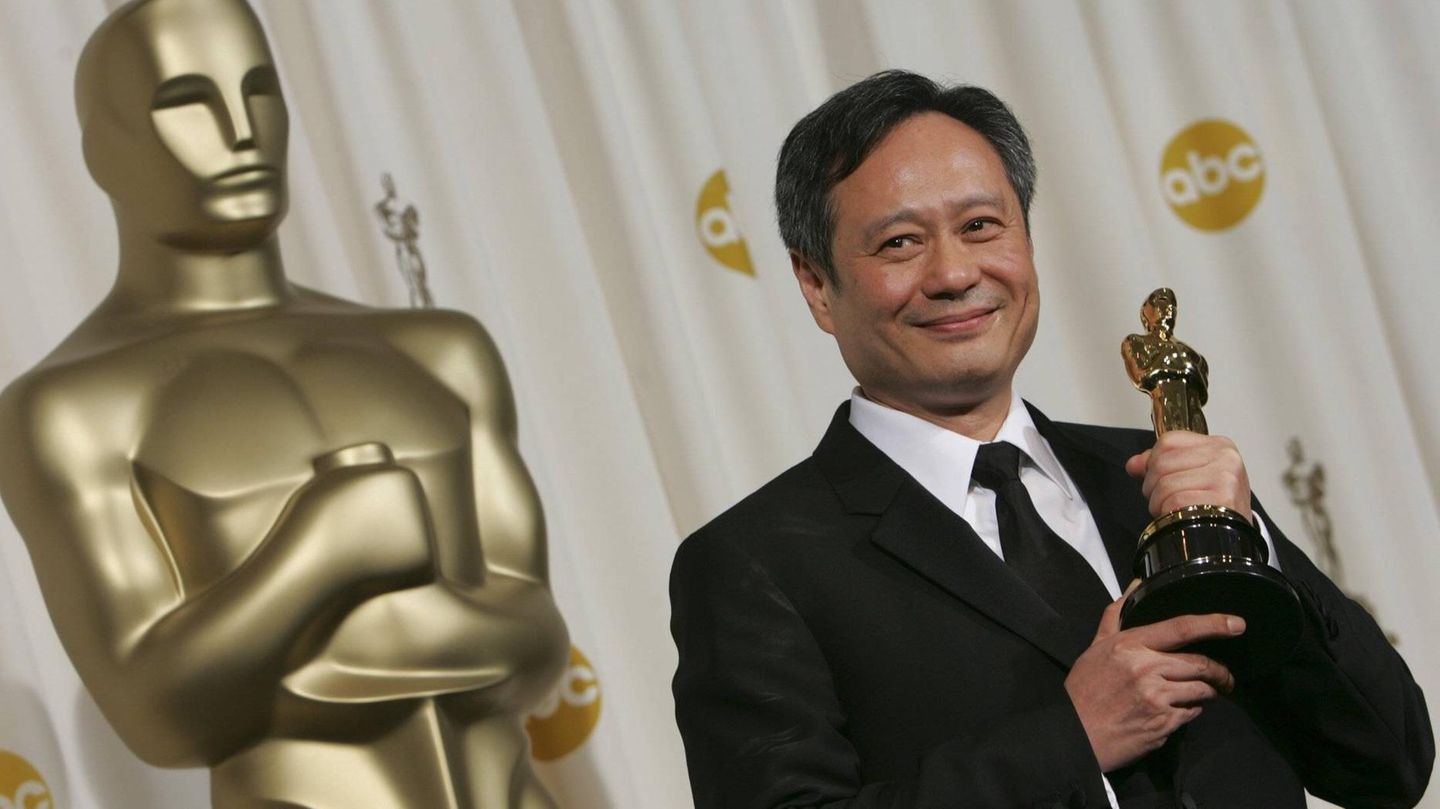 Ang Lee freut sich über den Oscar für "Beste Regie"