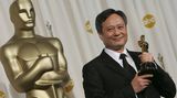 Ang Lee freut sich über den Oscar für "Beste Regie"
