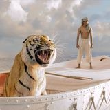 Pi (Suraj Sharma) und der Tiger treiben mit ihrem Boot auf dem offenen Meer