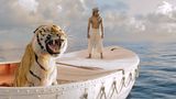 Pi (Suraj Sharma) und der Tiger treiben mit ihrem Boot auf dem offenen Meer
