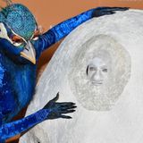 Das besondere Highlight des Pfauenkostüms aber war ihr Anhängsel, Ehemann Tom Kaulitz – als Ei 