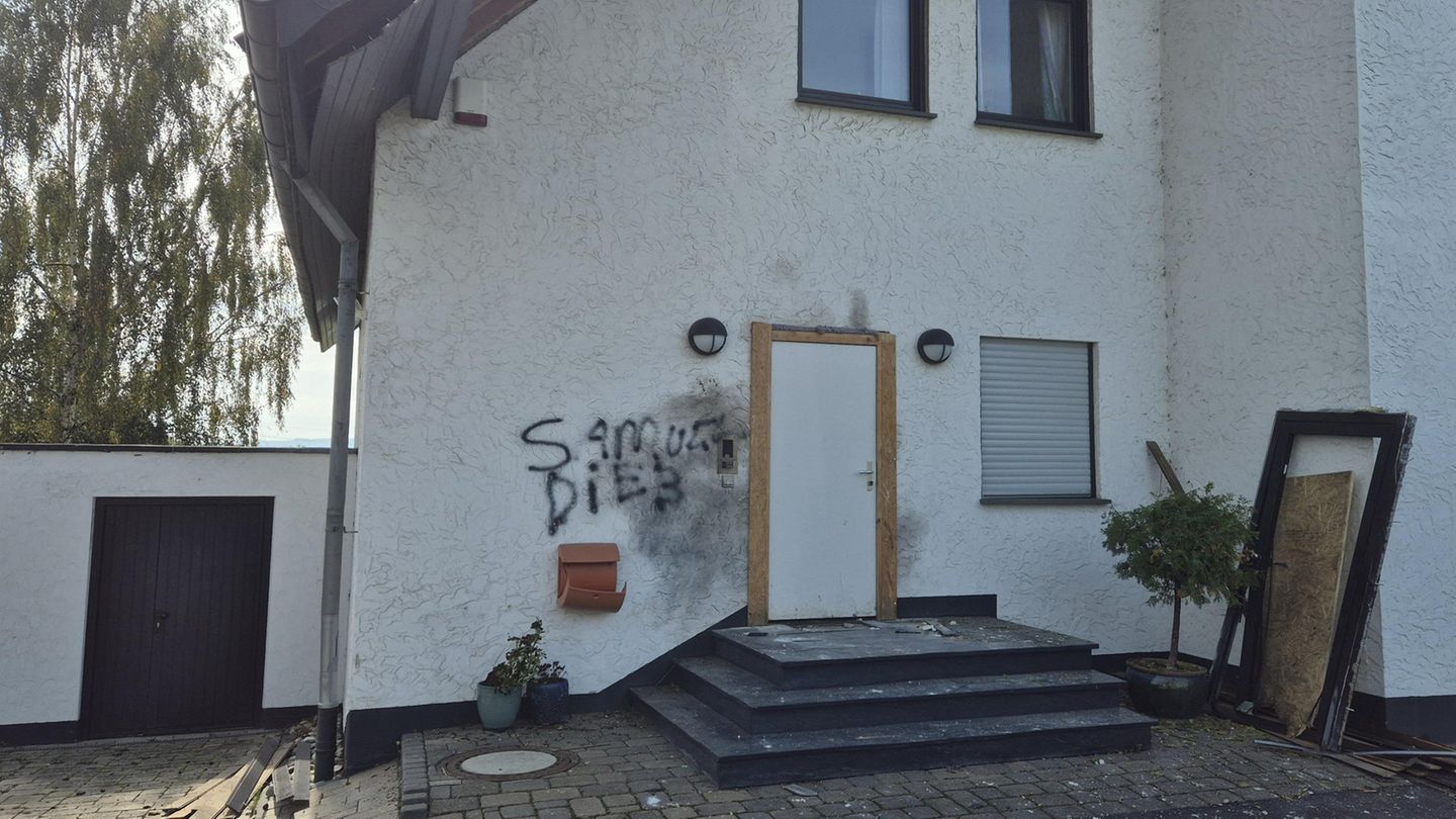 Explosion in Wachtberg bei Bonn An der Eingangstür eines Hauses in Wachtberg sind Spuren einer Explosion zu sehen sowie der Schriftzug "Samuel Dieb"